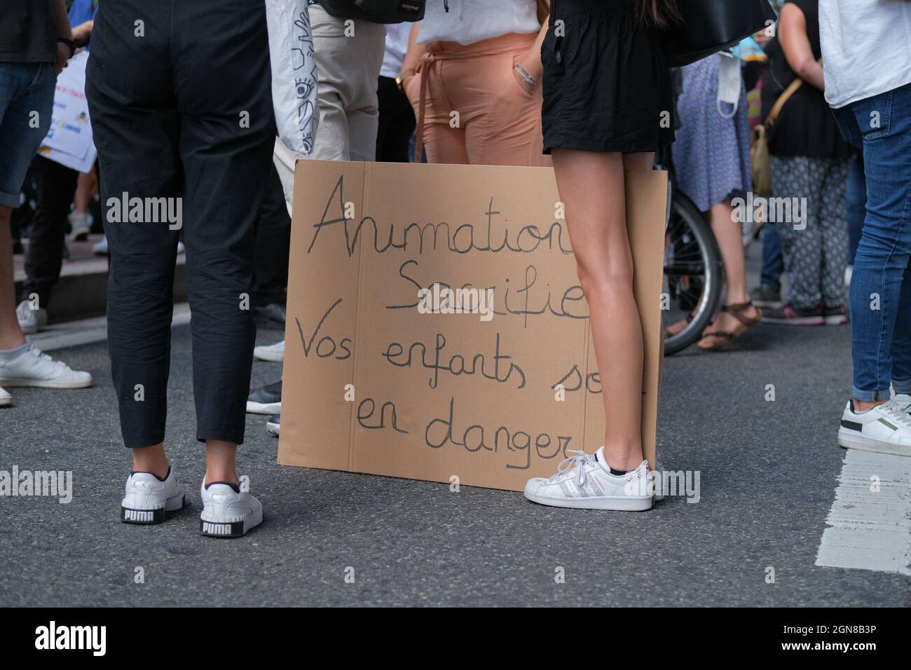 Tolosa, Francia. 23 settembre 2021. Cartello sugli animatori delle scuole e sull'estinzione dei bambini. A Tolosa (Francia), solo tre settimane dopo l'inizio dell'anno scolastico, gli insegnanti hanno dimostrato il 23 settembre 2021. Su richiesta dei principali sindacati, hanno chiesto un aumento dei salari, nonché migliori condizioni di lavoro. Gli insegnanti francesi sono tra i più pagati nei paesi OCSE. Un gruppo di AESH/ATSEM si è poi Unito alla processione. Photo by Patrick Batard/ABACAPRESS.COM Credit: Abaca Press/Alamy Live News Foto Stock