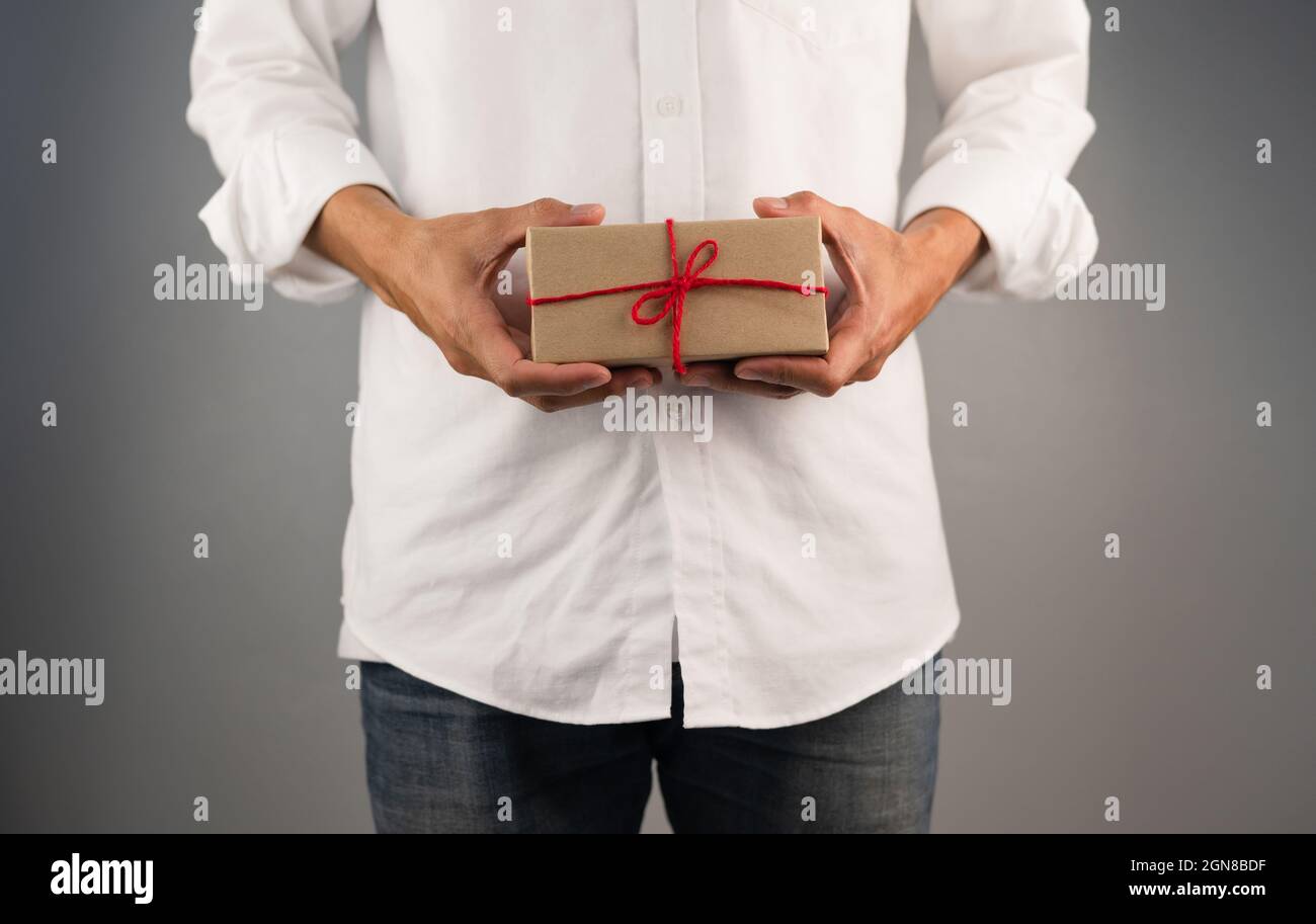 Scatola del regalo di tenuta della mano, scatola del regalo di nuovo anno, scatola del regalo di Natale, spazio della copia. Natale, anno di nascita, concetto di compleanno. Foto Stock