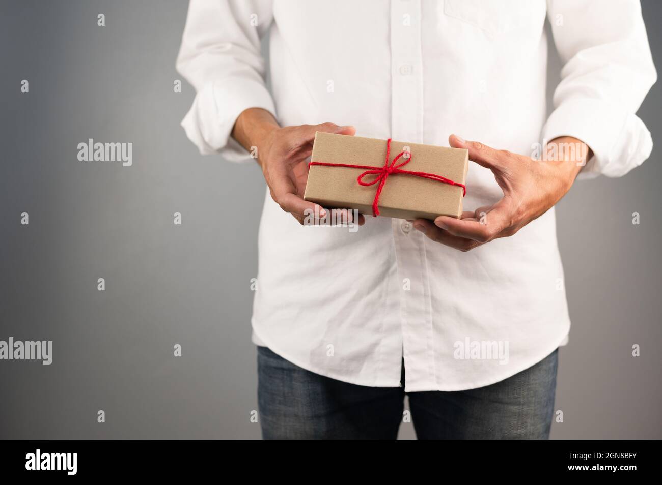 Scatola del regalo di tenuta della mano, scatola del regalo di nuovo anno, scatola del regalo di Natale, spazio della copia. Natale, anno di nascita, concetto di compleanno. Foto Stock