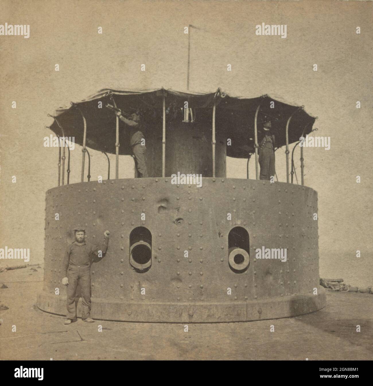 Fotografia d'epoca circa 1863 della torretta di armi dell'Unione monitor in ferro USS Passaic nel porto di Charleston durante la guerra civile americana Foto Stock