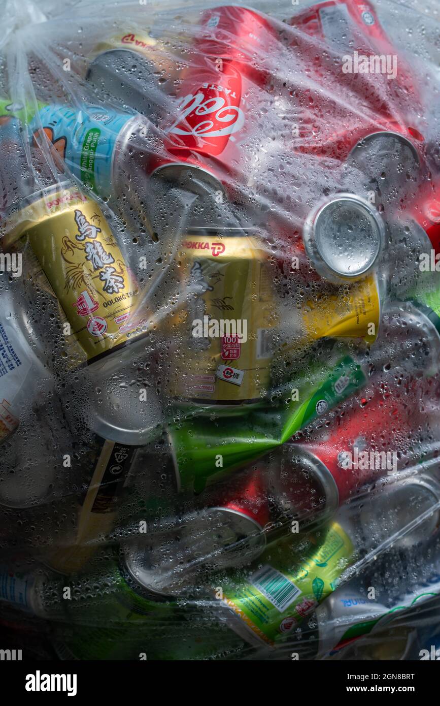 SINGAPORE, SINGAPORE - Settembre 14, 2021: Marche multiple di lattine per bevande raccolte per il riciclaggio a Singapore. Scatto verticale Foto Stock