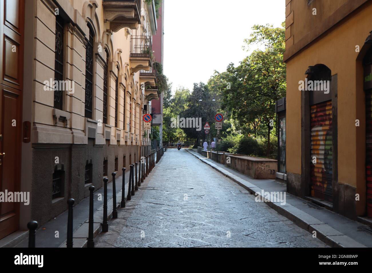 MILANO, ITALIA - Sep 12, 2021: Uncommen strada vuota nel mese di settembre a Milano, Italia. Foto Stock