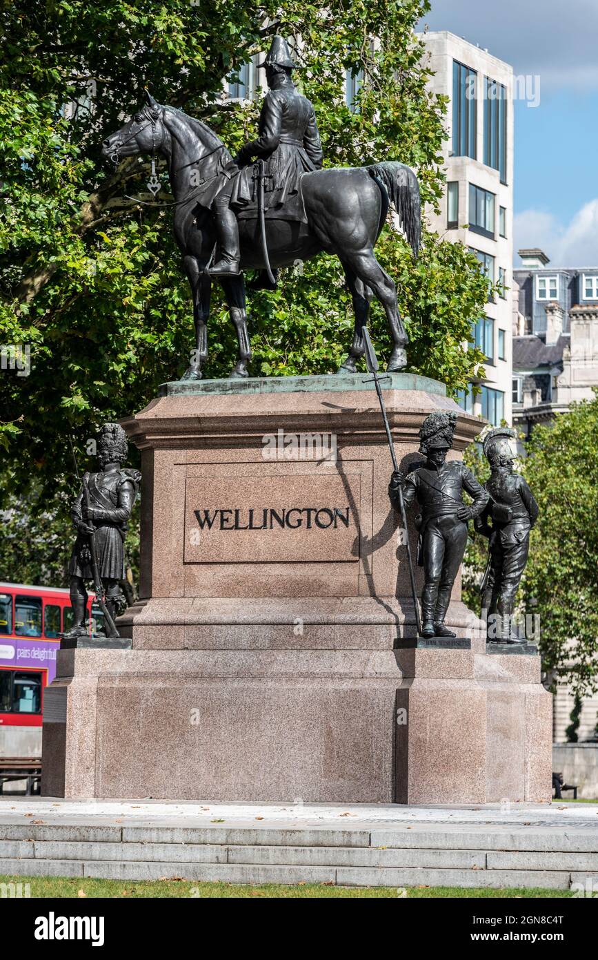 Statua equestre del Duca di Wellington, Hyde Park Corner, Londra, Regno Unito. La statua raffigura il duca di ferro montato sul suo cavallo Copenaghen Foto Stock