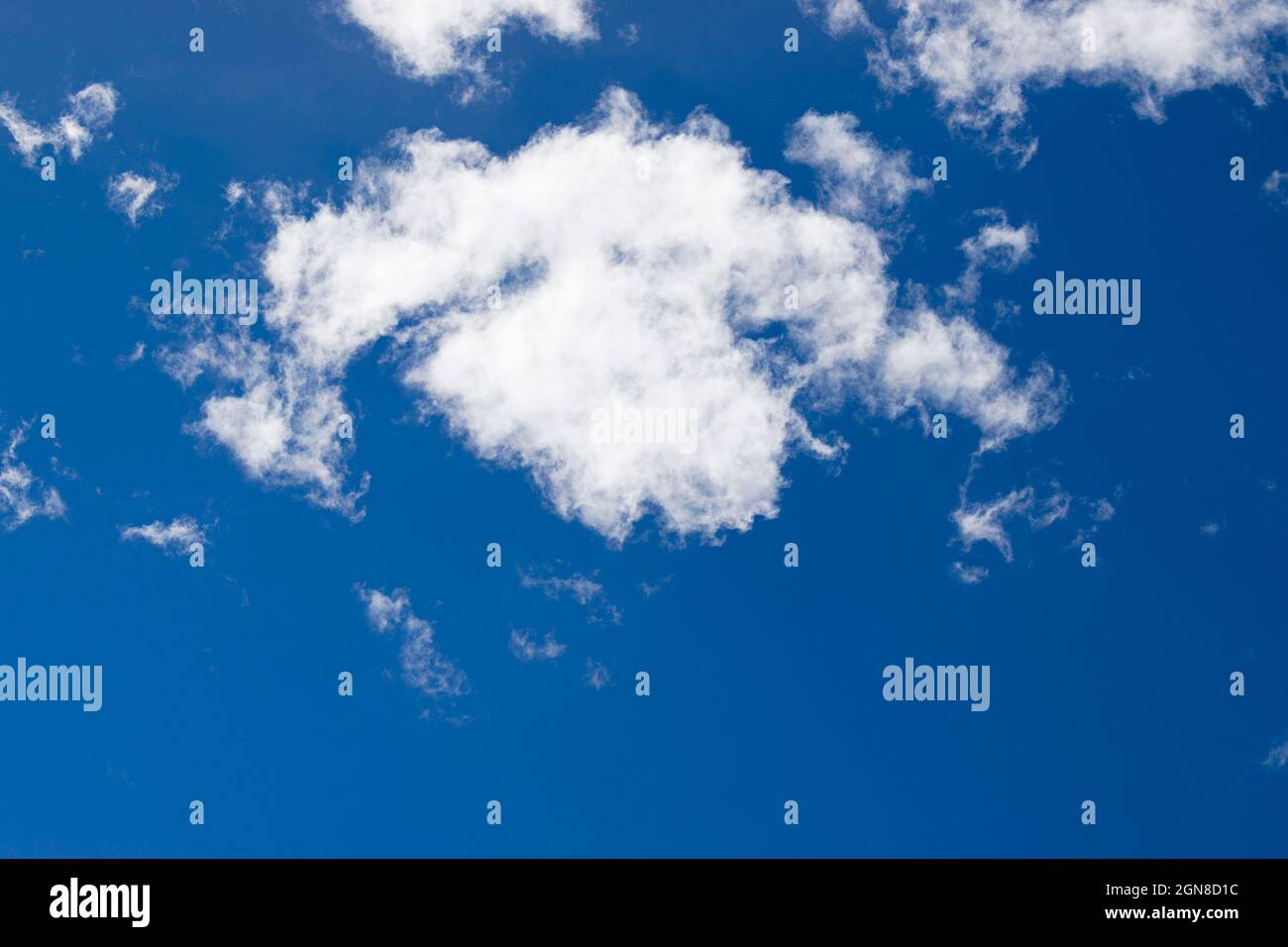Cielo blu con primo piano nuvola bianca, immagine stock, Kolkata, Calcuatta, Bengala Occidentale, India Foto Stock