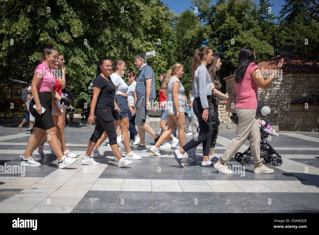 Sokobanja, Serbia, 19 agosto 2021: Pedoni che camminano lungo il lungomare Foto Stock