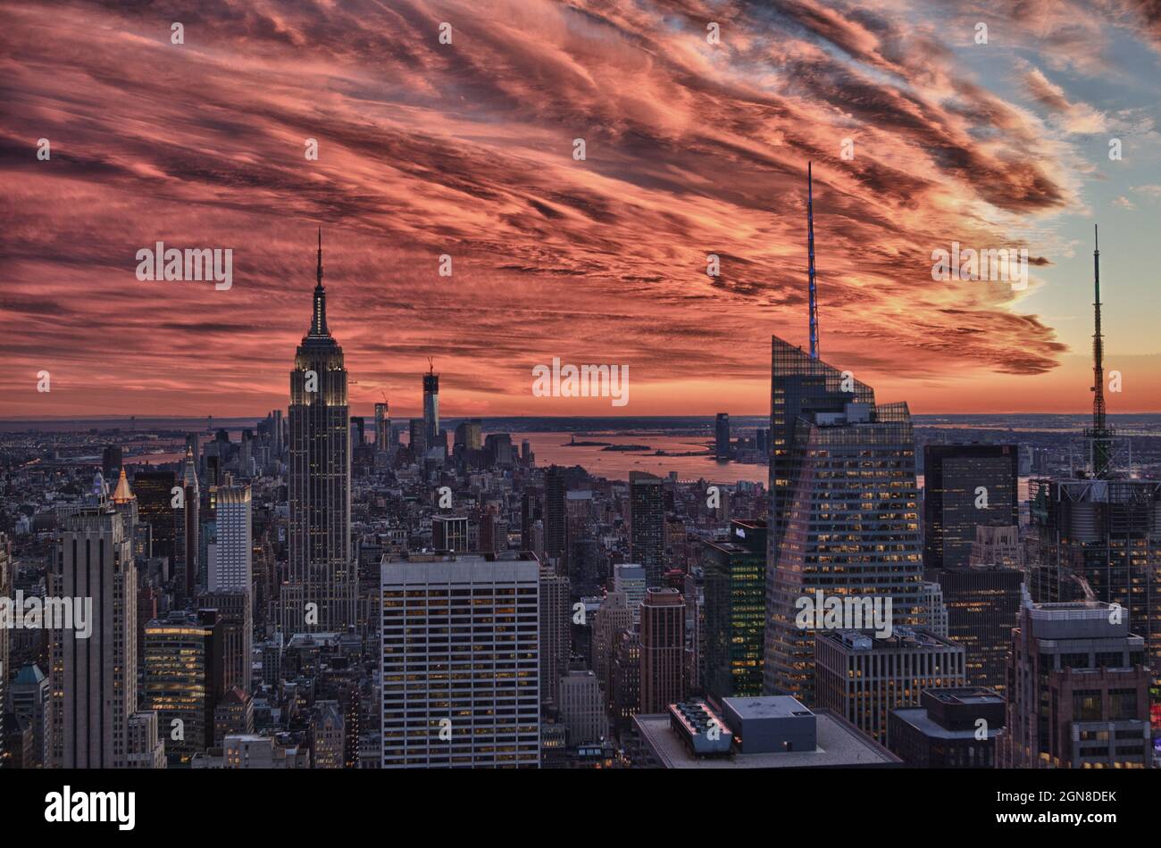 Guardando il Midtown Manhattan Skyline con le nuvole che arrivano da Top of the Rock, New York City, USA Foto Stock
