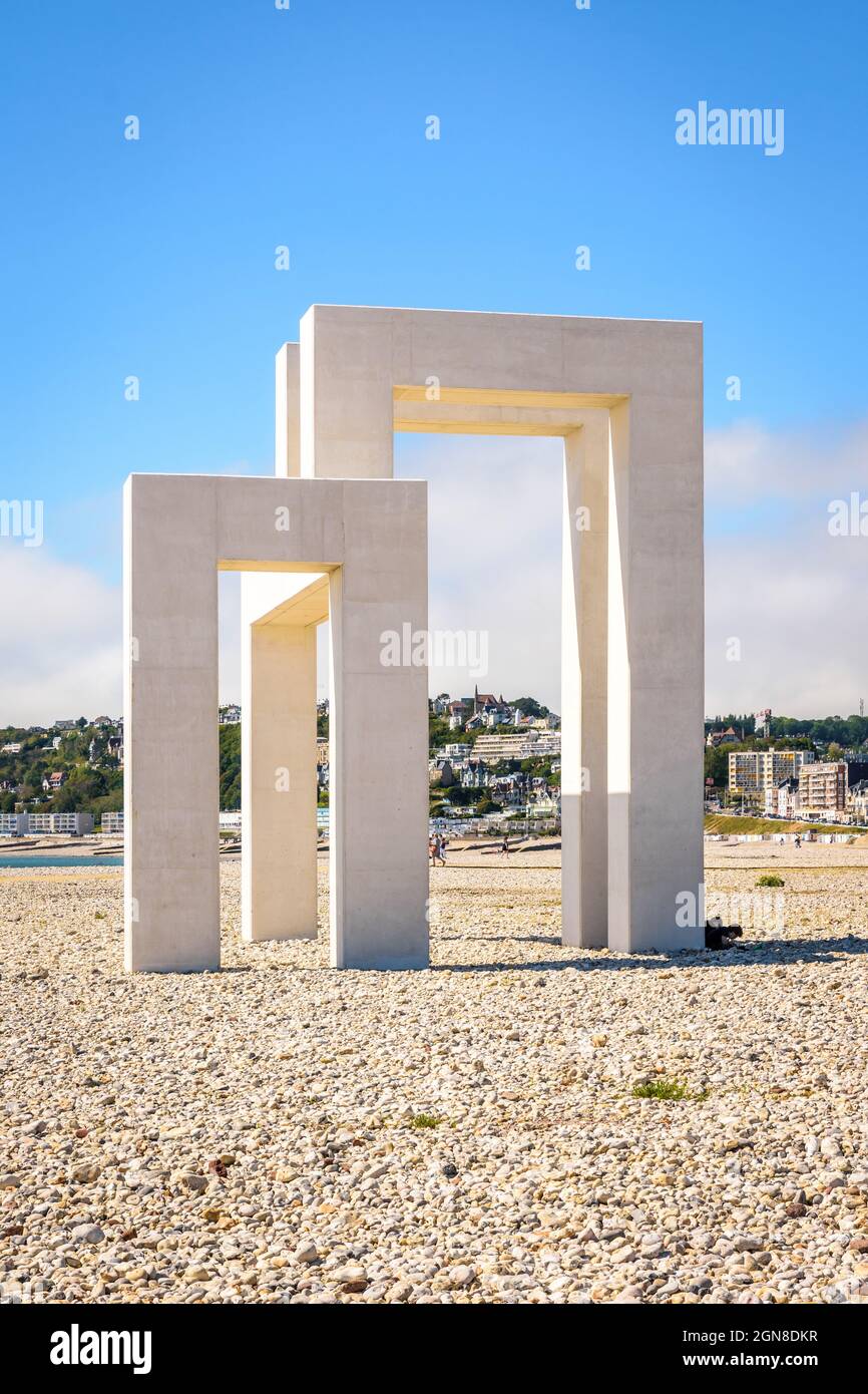 'UP#3' scultura monumentale in cemento bianco sulla spiaggia di le Havre, Francia. Foto Stock