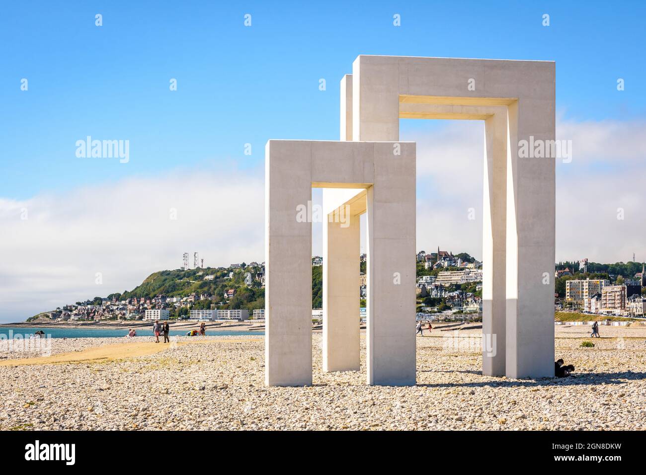 'UP#3' scultura monumentale in cemento bianco sulla spiaggia di le Havre, Francia. Foto Stock