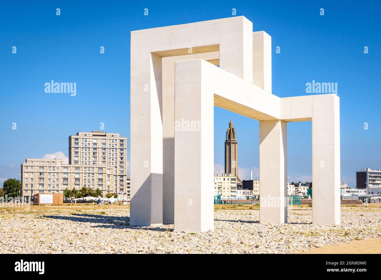La torre della lanterna della chiesa di San Giuseppe vista attraverso la scultura monumentale 'UP#3' in cemento bianco sulla spiaggia di le Havre, Francia. Foto Stock