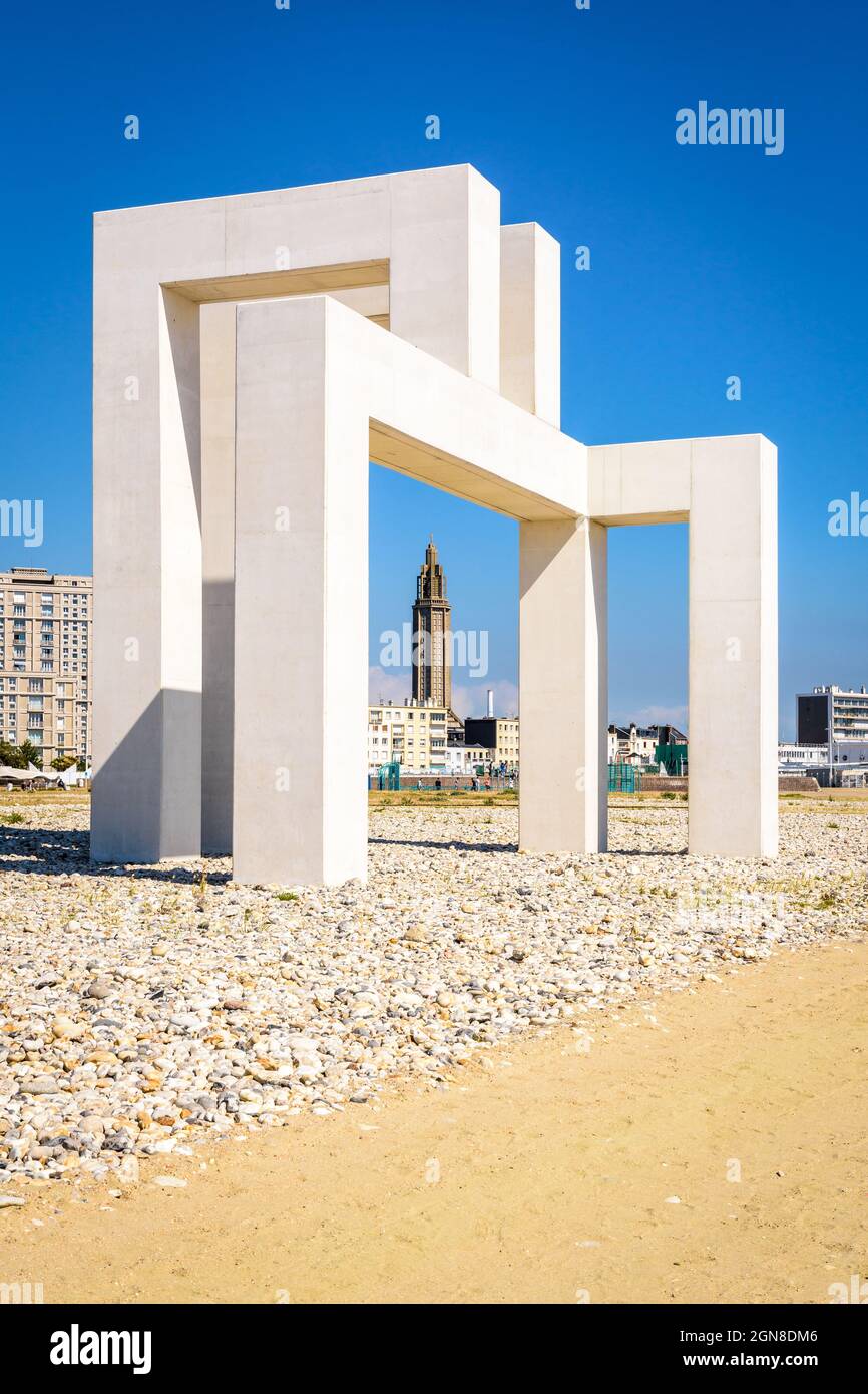 La torre della lanterna della chiesa di San Giuseppe vista attraverso la scultura monumentale 'UP#3' in cemento bianco sulla spiaggia di le Havre, Francia. Foto Stock