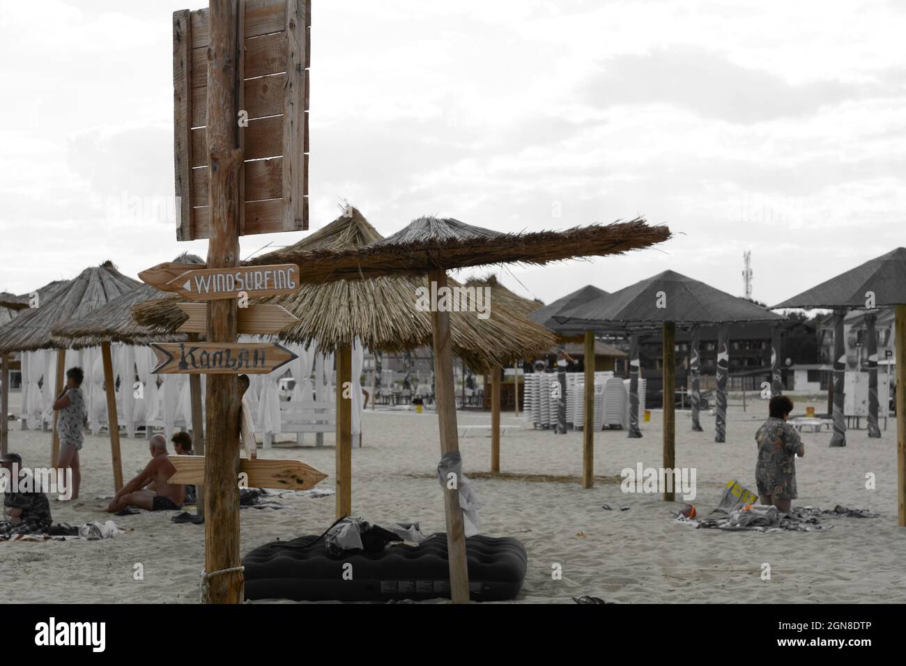 Zatoka, Odessa, Ucraina - 1 settembre 2021: Puntatori di legno alla spiaggia informazioni. Frecce su un cartello sui servizi del residence. Cartello da spiaggia con accesso wi Foto Stock