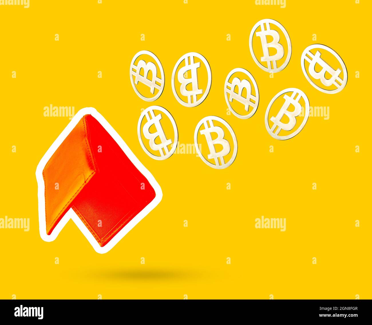 Portafoglio Bitcoin primo piano con monete d'oro su sfondo giallo. Business minerario Bitcoin e concetto di criptovaluta virtuale. Monete metalliche in lebbroso Foto Stock