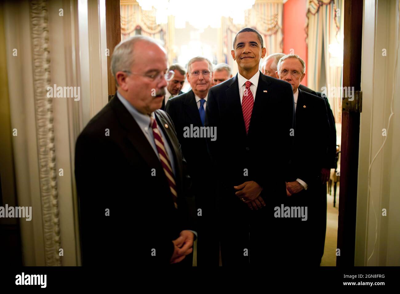 Il Presidente Barack Obama si trova in una porta appena fuori dal piano della Camera mentre attende di entrare nella Camera per affrontare la sessione congiunta del Congresso al Campidoglio degli Stati Uniti a Washington, 9 settembre 2009. A sinistra è il sergente del Senato a Arms Terrance Gainer, e in piedi dietro il presidente sono il leader repubblicano del Senato Mitch McConnell del Kentucky e il leader della maggioranza del Senato Harry Reid del Nevada. (Foto ufficiale della Casa Bianca di Pete Souza) questa fotografia ufficiale della Casa Bianca è resa disponibile solo per la pubblicazione da parte delle organizzazioni di notizie e/o per uso personale la stampa dal soggetto(i) della fotografia. Foto Stock