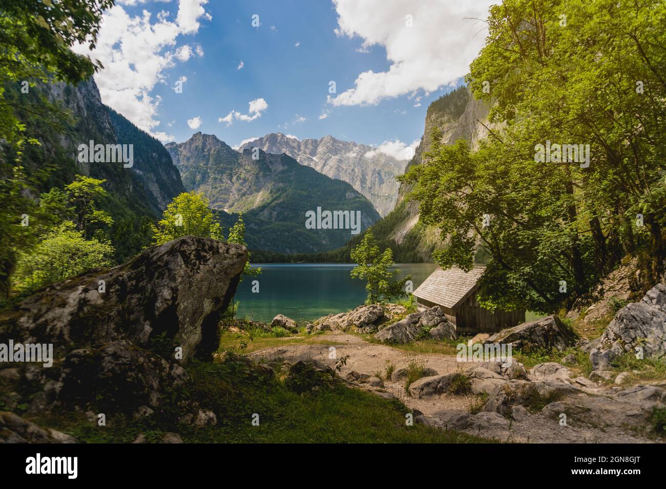 Una bella vista con una casa di mare e un lago cristallino tra le montagne Foto Stock