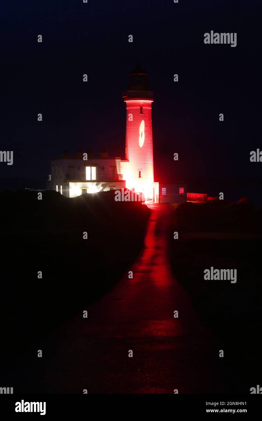 Turnberry Lighthouse, Turnberry, South Ayrshire, Scozia, Regno Unito. In memoria dei caduti dalle guerre, l'iconico faro ha un'apopia proiettata sulla torre Foto Stock