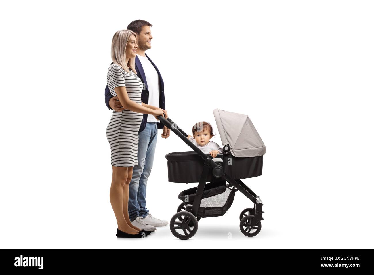 Scatto a tutto profilo di un giovane uomo e di una donna con un bambino in un passeggino isolato su sfondo bianco Foto Stock