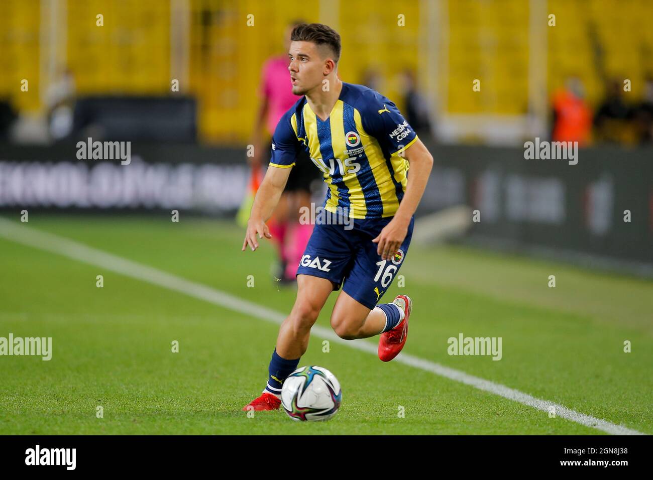 ISTANBOEL, TURCHIA - 23 SETTEMBRE: Ferdi Kadioglu di Fenerbahce durante la  partita turca Super Lig tra Fenerbahce