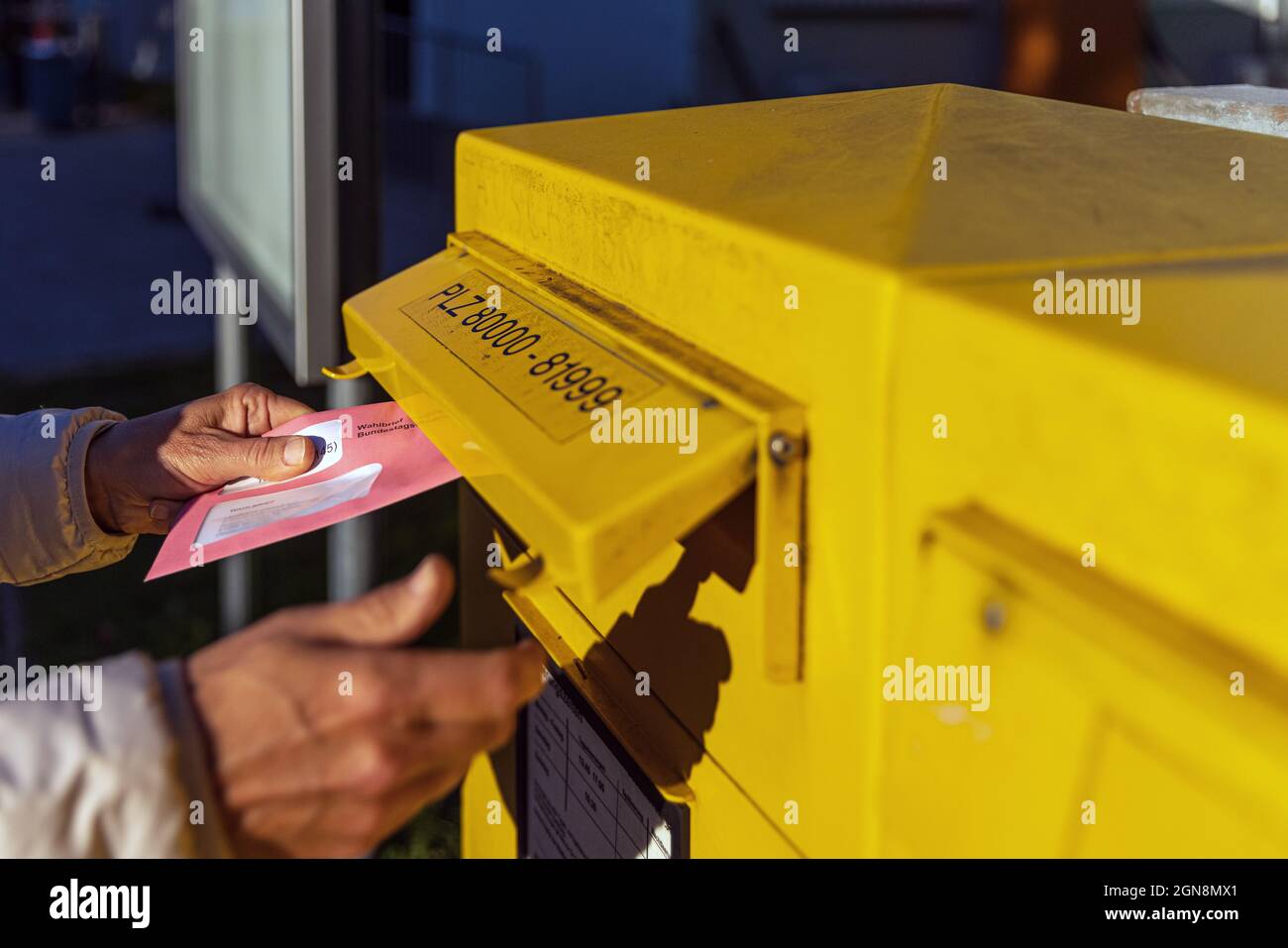 Pubblicare un assentee che vota per le elezioni federali tedesche Foto Stock