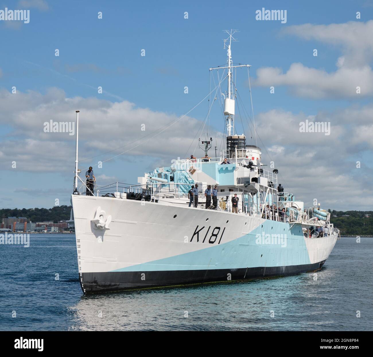 Halifax, nuova Scozia. L'HMCS Sackville, la più antica nave da guerra del Canada, è in servizio speciale nel porto di Halifax. Veterana di combattimento della seconda guerra mondiale, è l'ultima delle 123 Corvette canadesi, una delle molte navi di scorta per convogli costruite durante la guerra. La nave è stata assunta oggi in servizio per assistere alla cerimonia delle ceneri in mare Foto Stock