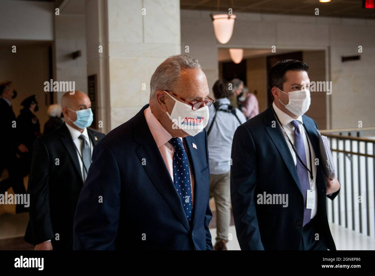 Chuck Schumer (democratico di New York), leader della maggioranza del Senato degli Stati Uniti, esce dopo essere entrato a far parte del Presidente della Camera dei rappresentanti degli Stati Uniti Nancy Pelosi (democratico della California) per la conferenza stampa settimanale al Campidoglio degli Stati Uniti a Washington, DC, giovedì 23 settembre 2021. Credit: Rod Lammey/CNP /MediaPunch Foto Stock