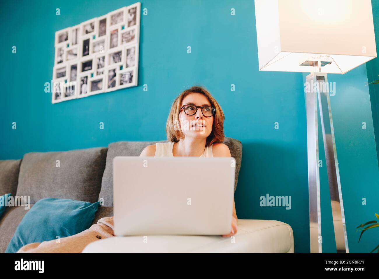 Lampada Da Scrivania Rosa - Immagini vettoriali stock e altre immagini di  Lampada elettrica - Lampada elettrica, Rosa - Colore, Ambientazione interna  - iStock