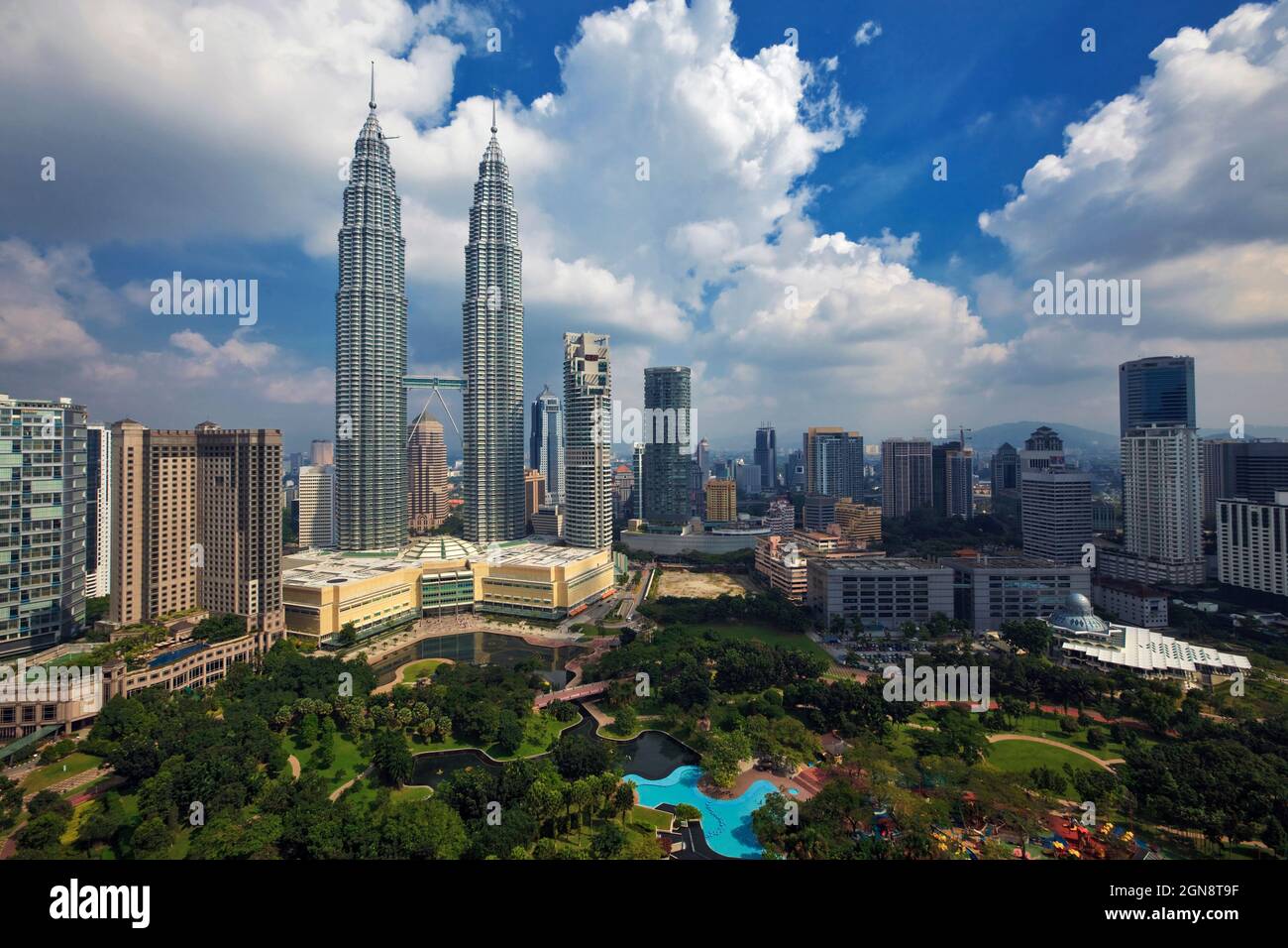 Malesia, Kuala Lumpur, nuvole su KLCC Park e Petronas Towers Foto Stock