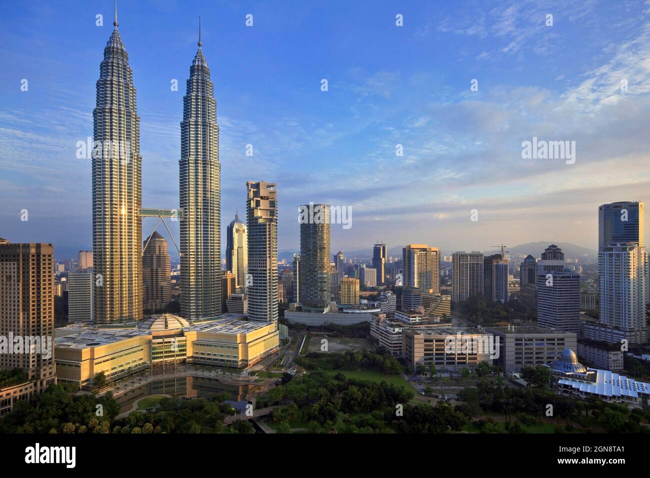 Malesia, Kuala Lumpur, KLCC Park e Petronas Towers al tramonto Foto Stock