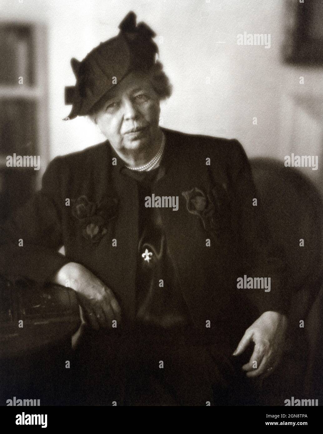 Eleanor Roosevelt (1884-1962), First Lady of the United States 1933-1945 come moglie del presidente degli Stati Uniti Franklin Roosevelt, Half-Shires Portrait, Clara Sipprell, 1949 Foto Stock