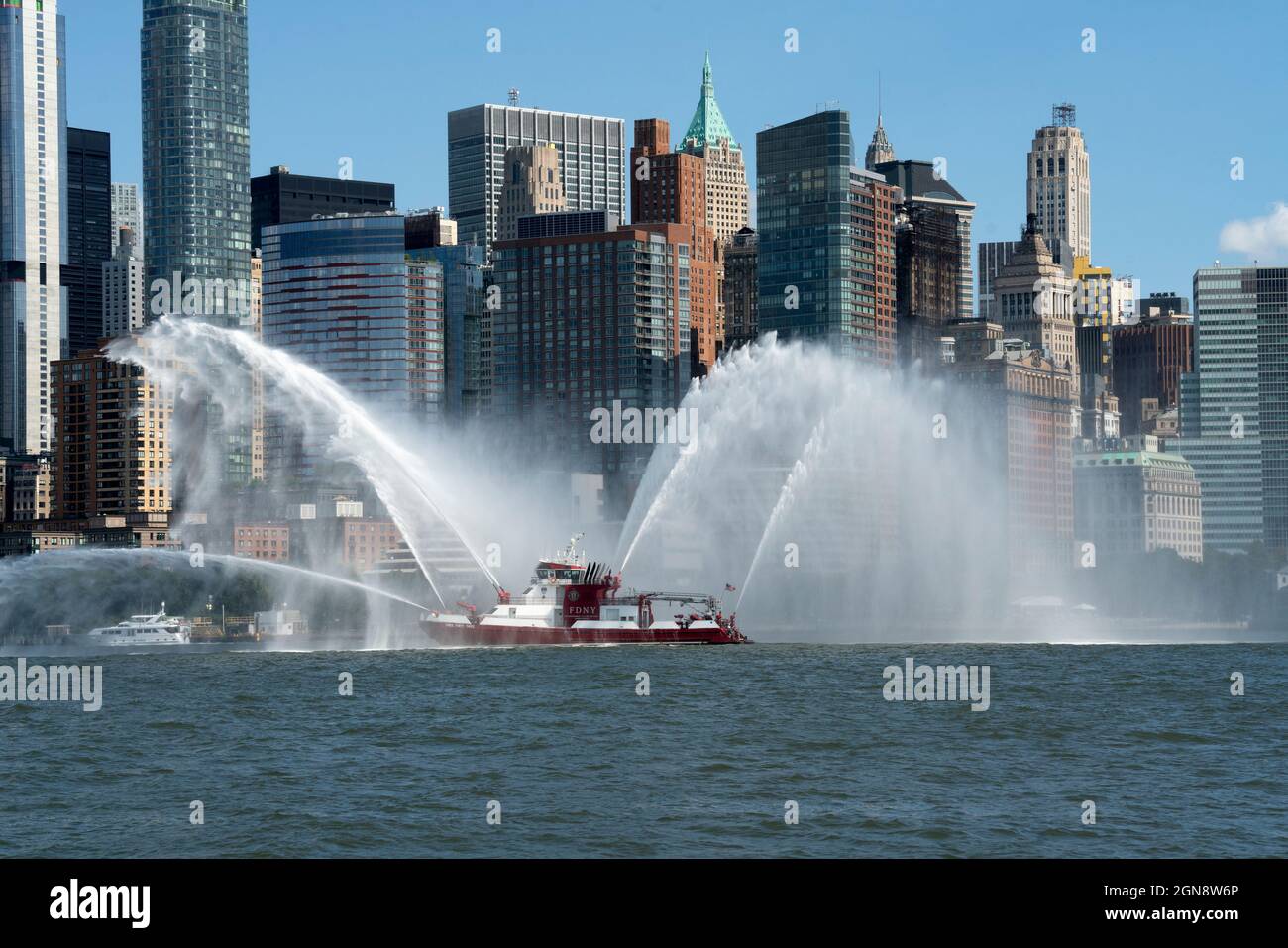 Il 10 settembre 2021, FDNY Fireboat 343 ha condotto una flottiglia di barche attraverso il porto di New York e passato il World Trade Center in onore del boatlift 9/11. Foto Stock