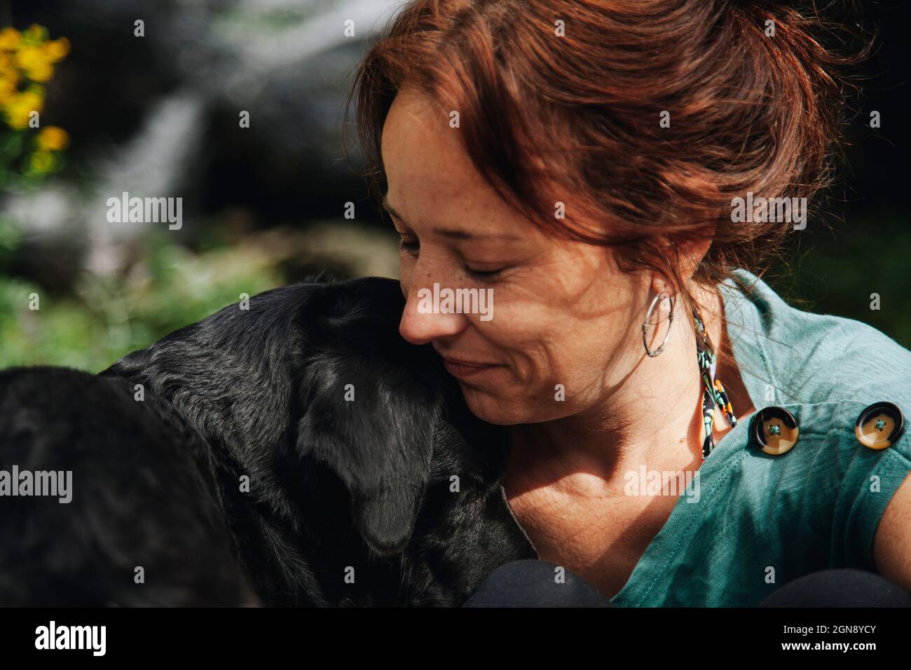 Donna animale domestico proprietario che abbraccia il cane Foto Stock