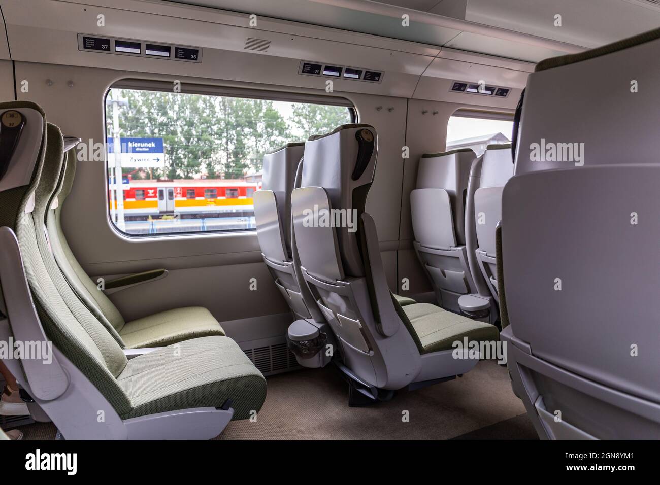 Bielsko Biala, Polonia, 09.07.2021. PKP Express InterCity treno, vagone ferroviario senza compartimenti vista interna con posti a sedere moderni prima della partenza. Foto Stock