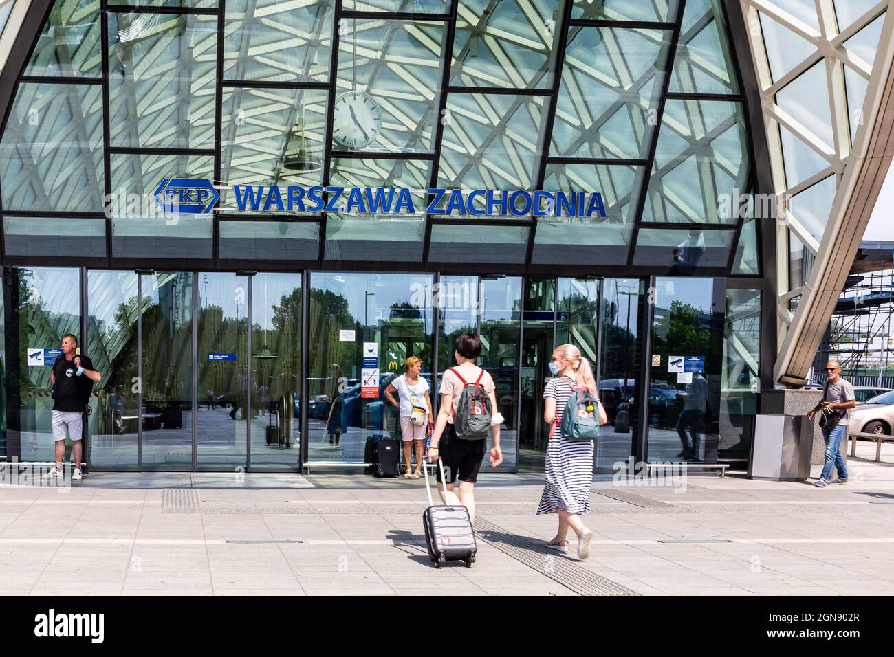 Varsavia, Polonia, 09.07.2021. Passeggeri che entrano nel nuovo PKP Warszawa Zachodnia, Warsaw West stazione ferroviaria e degli autobus, moderno edificio in vetro. Foto Stock