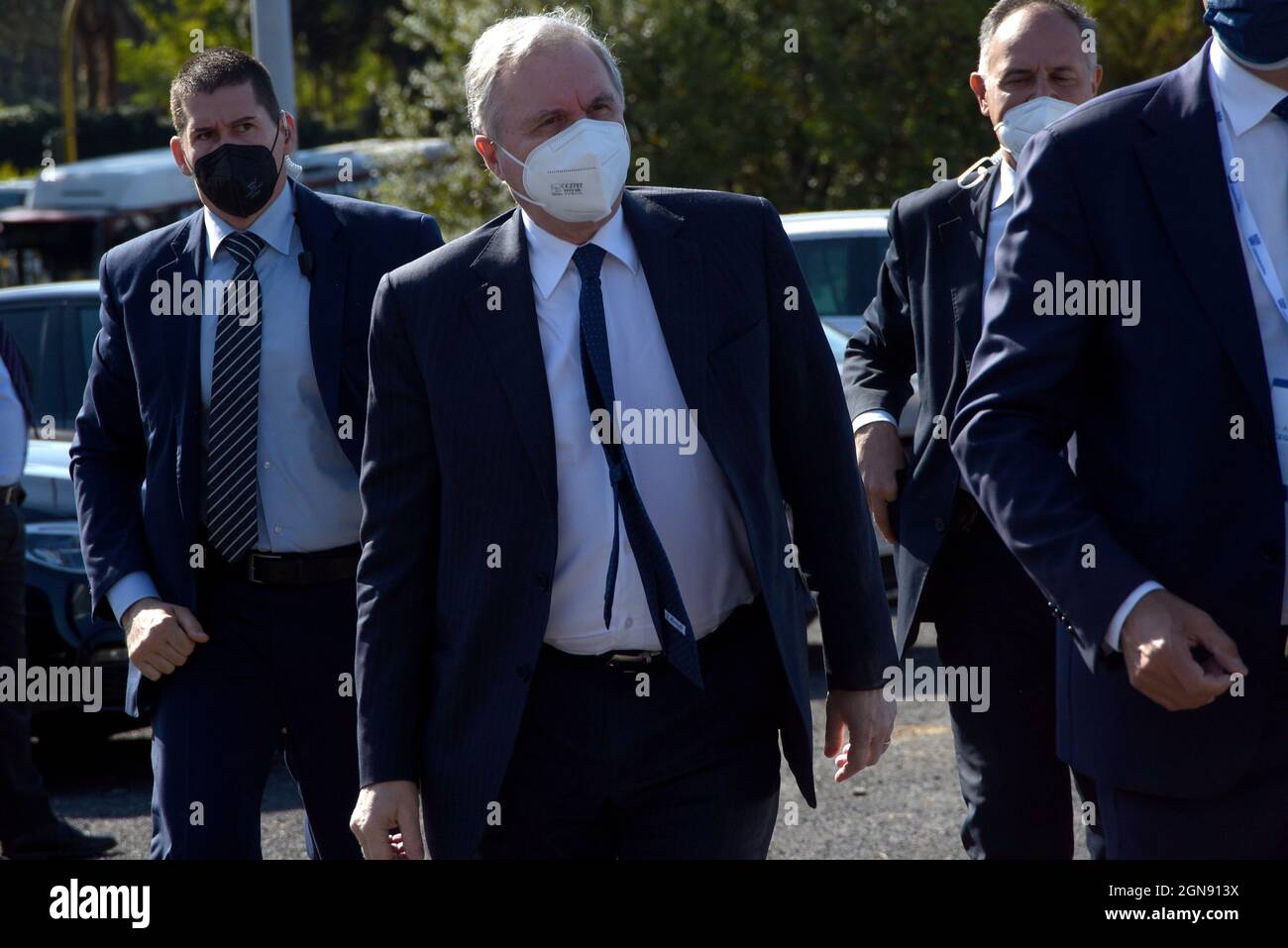 Roma, Italia. 23 settembre 2021. Il Governatore della Banca d'Italia Ignazio Visco, con facemask, arriva alla conferenza annuale di Confindustria, al Palazzo dello Sport.Confindustria, è la federazione dei datori di lavoro e la camera di commercio nazionale italiana. (Foto di Vincenzo Nuzzolese/SOPA Images/Sipa USA) Credit: Sipa USA/Alamy Live News Foto Stock