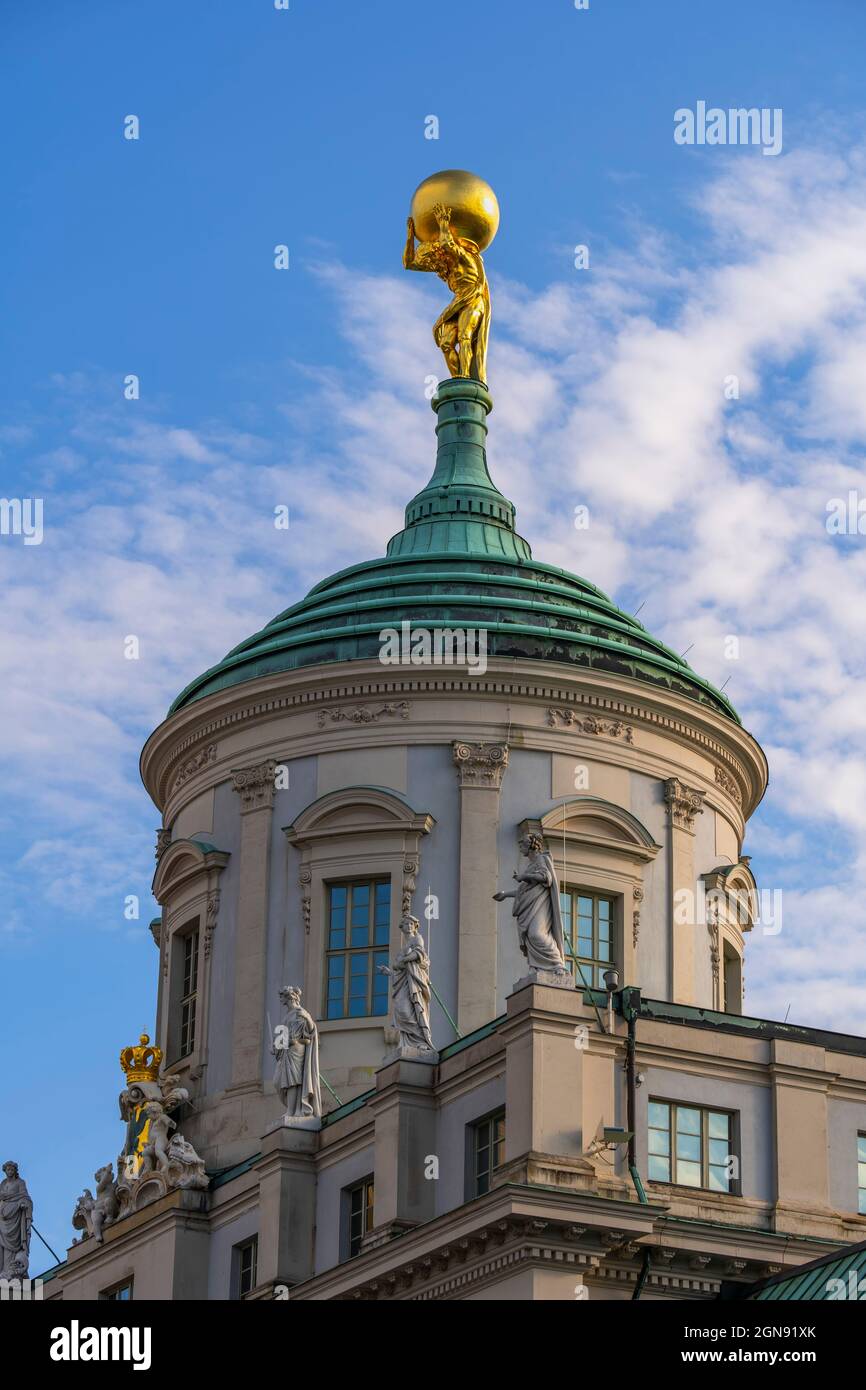 Germania, Brandeburgo, Potsdam, statua dorata dell'Atlante in cima alla cupola del Vecchio Municipio Foto Stock