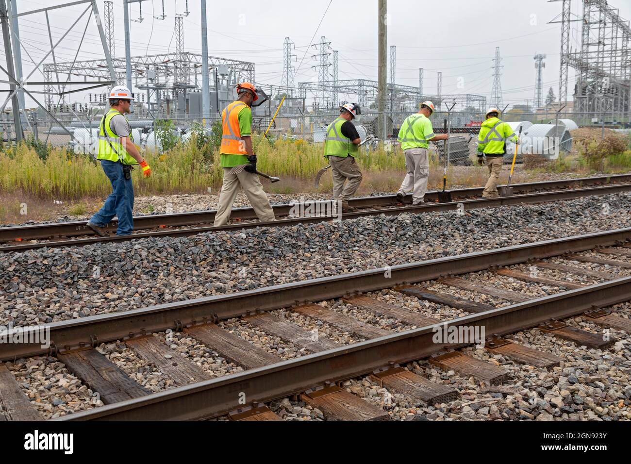 Pontiac, Michigan - Un equipaggio di manutenzione ferroviaria fa una pausa per il pranzo dopo aver lavorato a un progetto di riparazione. Foto Stock