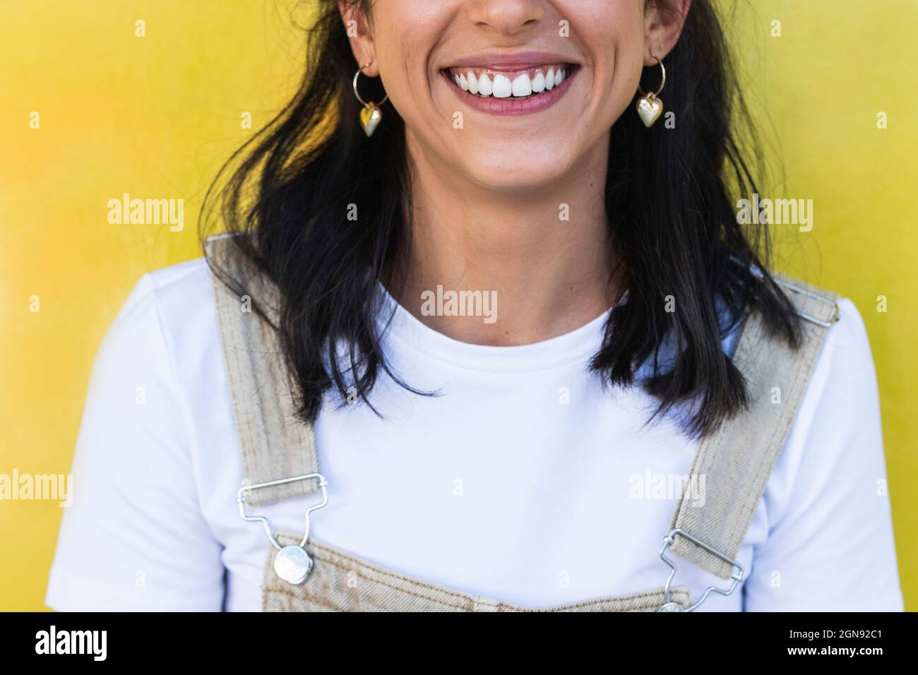 Giovane donna con sorriso toothy Foto Stock
