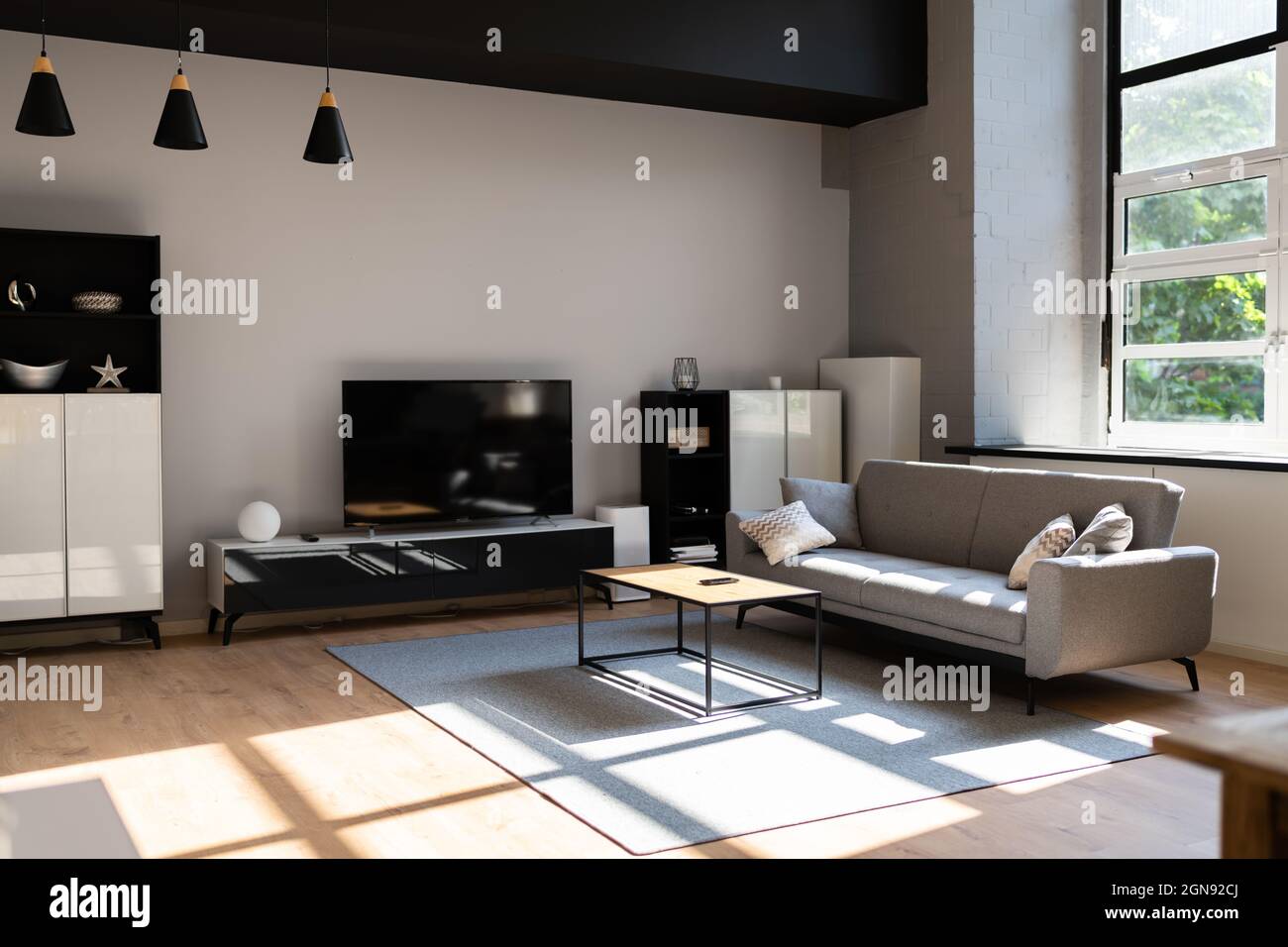 Mobili TV interni in soggiorno con pavimento in legno Foto Stock