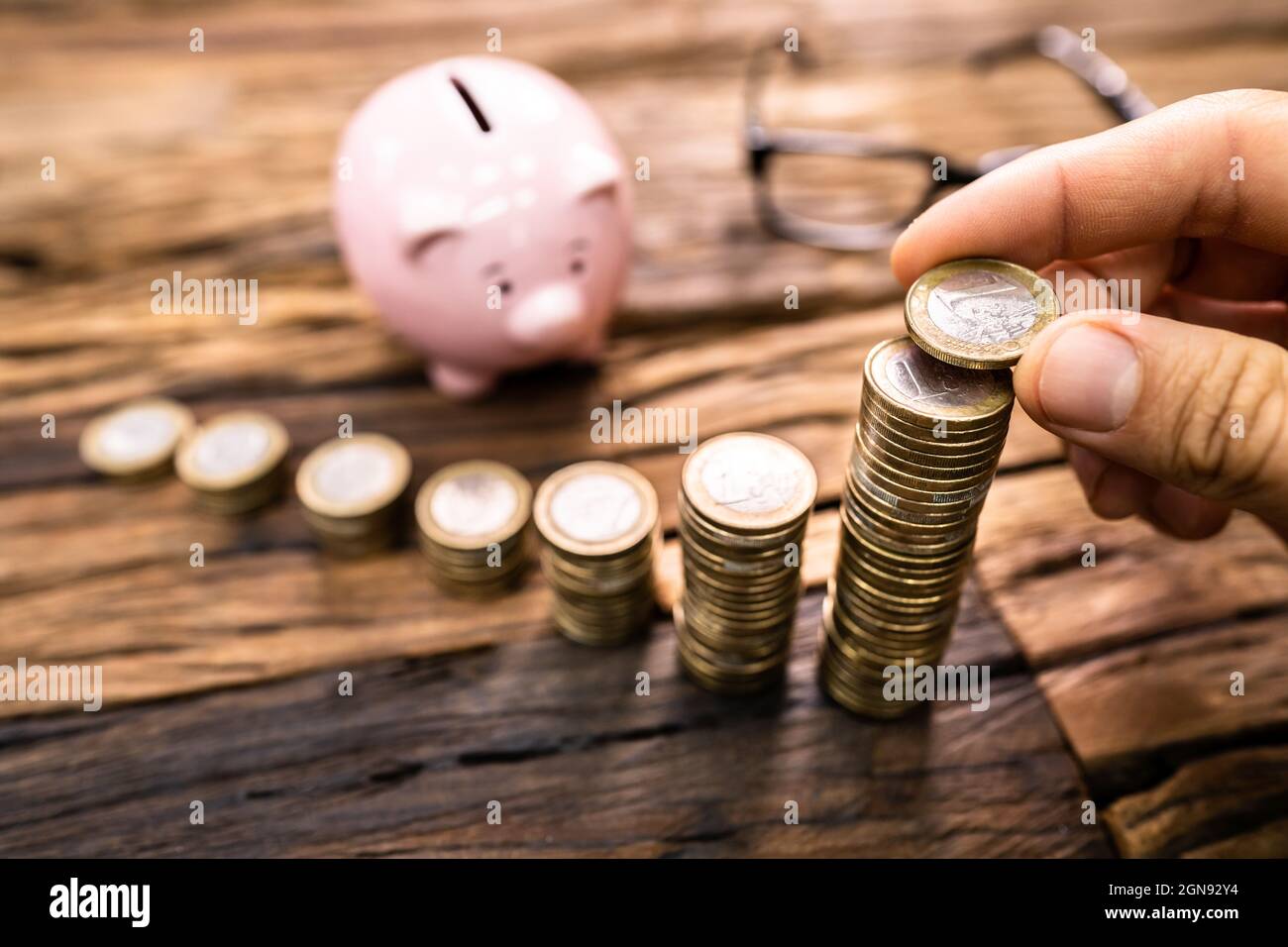 Piggybank Money Calculator. Assicurazione e tasse del contabile professionale Foto Stock