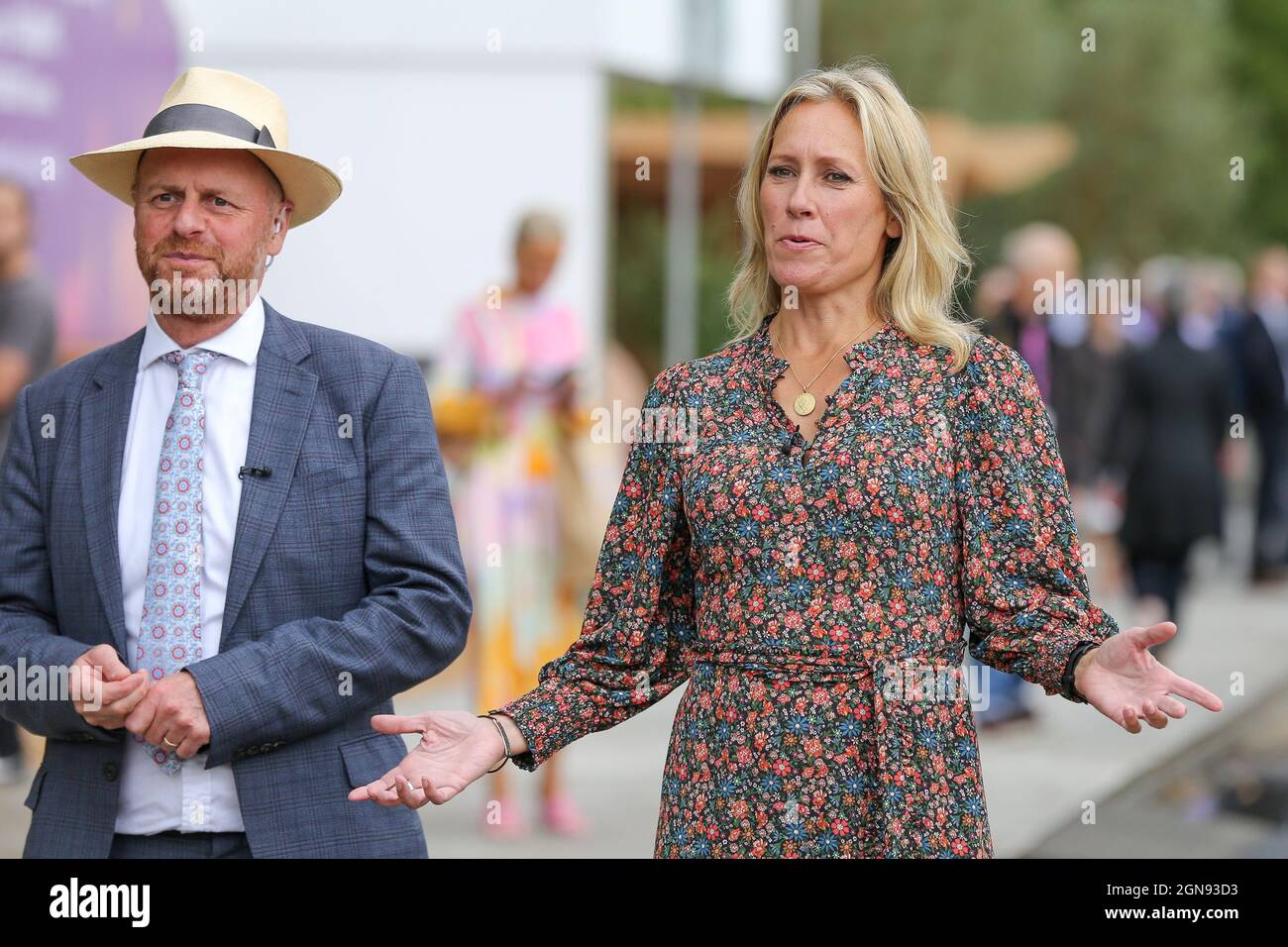 Relatori TV, Joe Swift e Sophie Raworth al primo Salone dei Fiori di Chelsea che si tiene nel parco del Royal Hospital Chelsea. Foto Stock