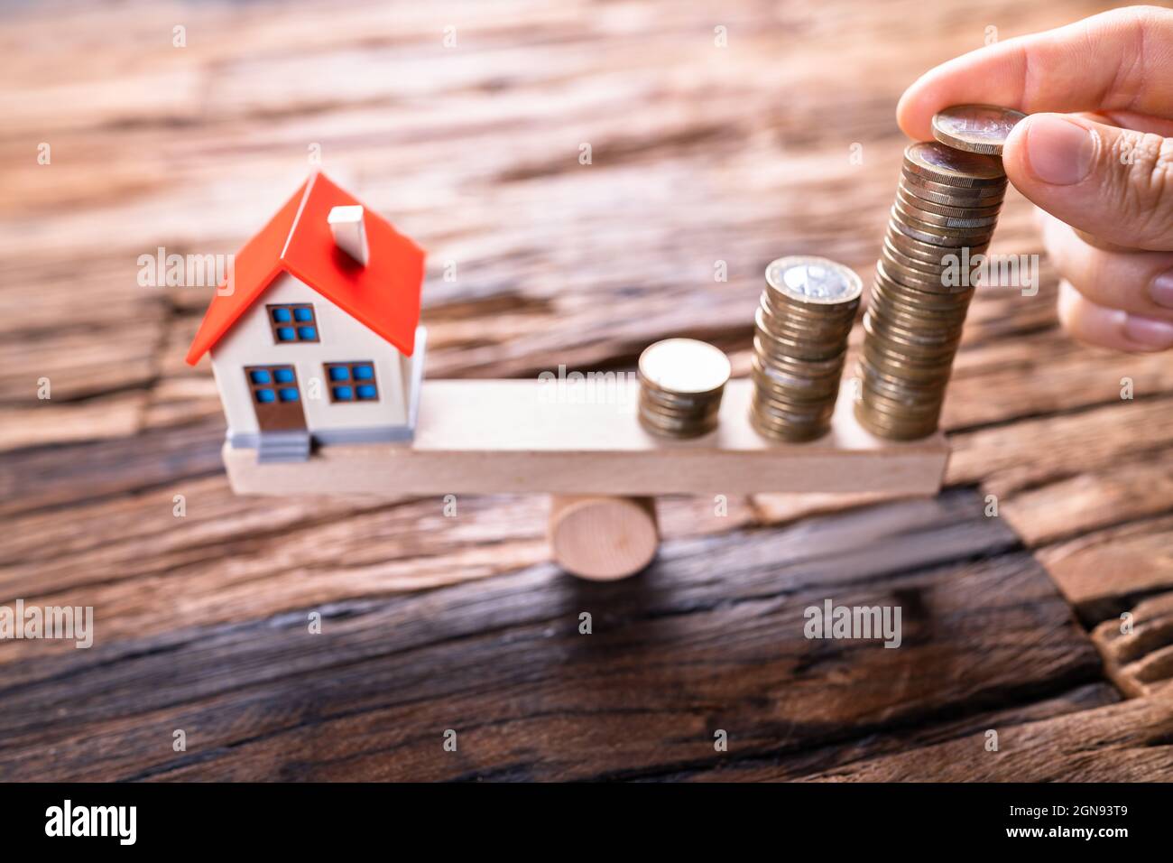 Modello di casa finanziamento equilibrio. Prezzo e denaro dello sviluppatore Foto Stock