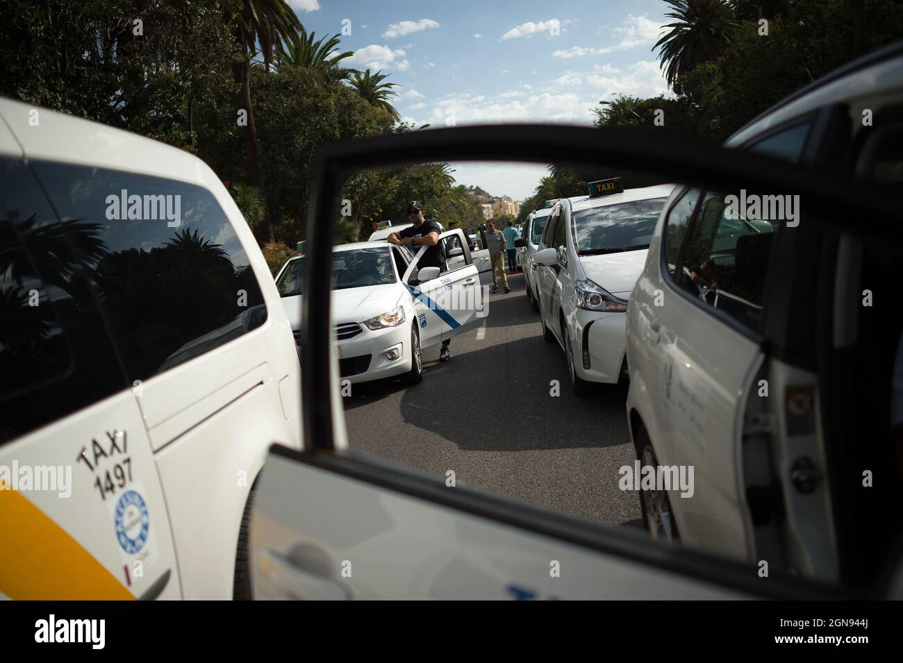 Malaga, Spagna. 23 settembre 2021. Un tassista visto riposare fuori dal suo taxi come egli prende parte alla protesta.tassisti hanno marciato e bloccato le strade principali di Malaga chiedendo un controllo più elevato sulle licenze VTC (veicoli con conducente). Malaga è la città dell'Andalusia dove ci sono più licenze di automobili VTC. (Foto di Jesus Merida/SOPA Images/Sipa USA) Credit: Sipa USA/Alamy Live News Foto Stock