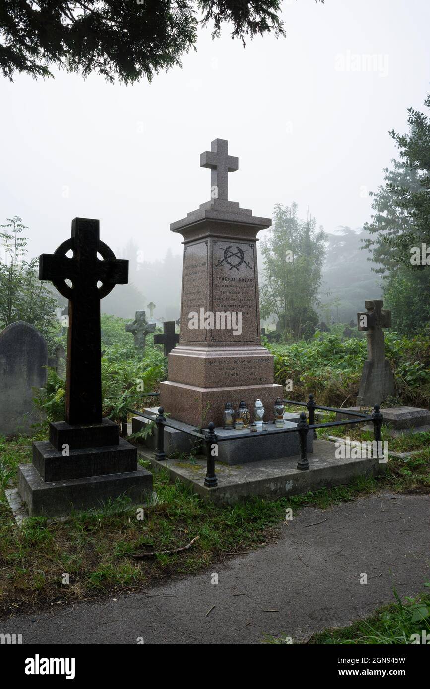 Il monumento commemorativo sulla tomba del generale Juan Manuel de Rosas, ex governatore dell'Argentina nel vecchio cimitero di Southampton, Southampton, Regno Unito Foto Stock