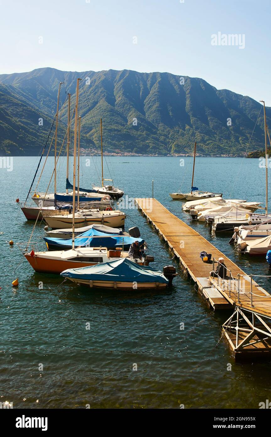 Ormeggio sul lago di Como pieno di barche Foto Stock
