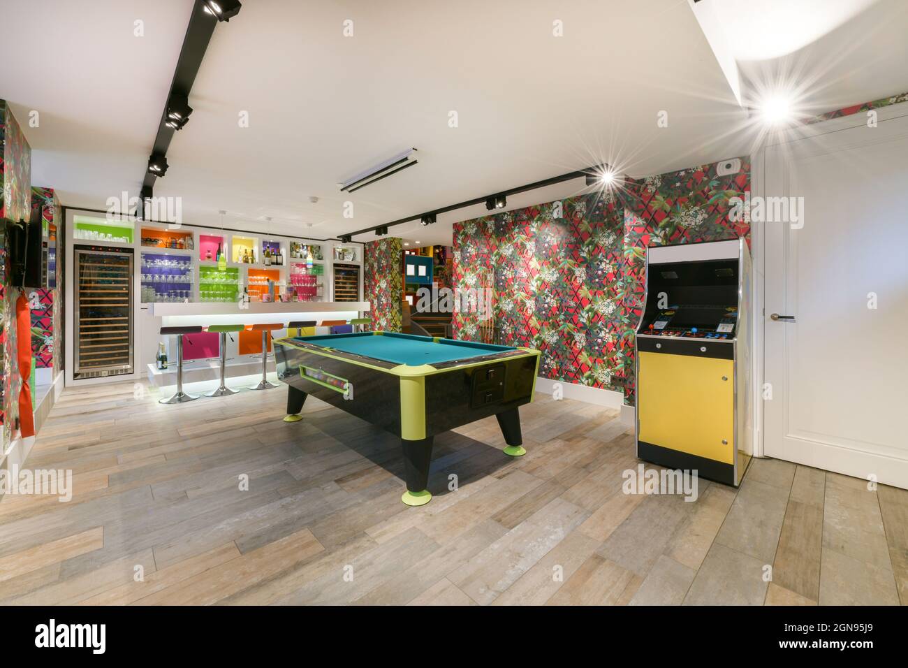 Zona giochi privata in casa con tavolo da biliardo e slot machine Foto  stock - Alamy