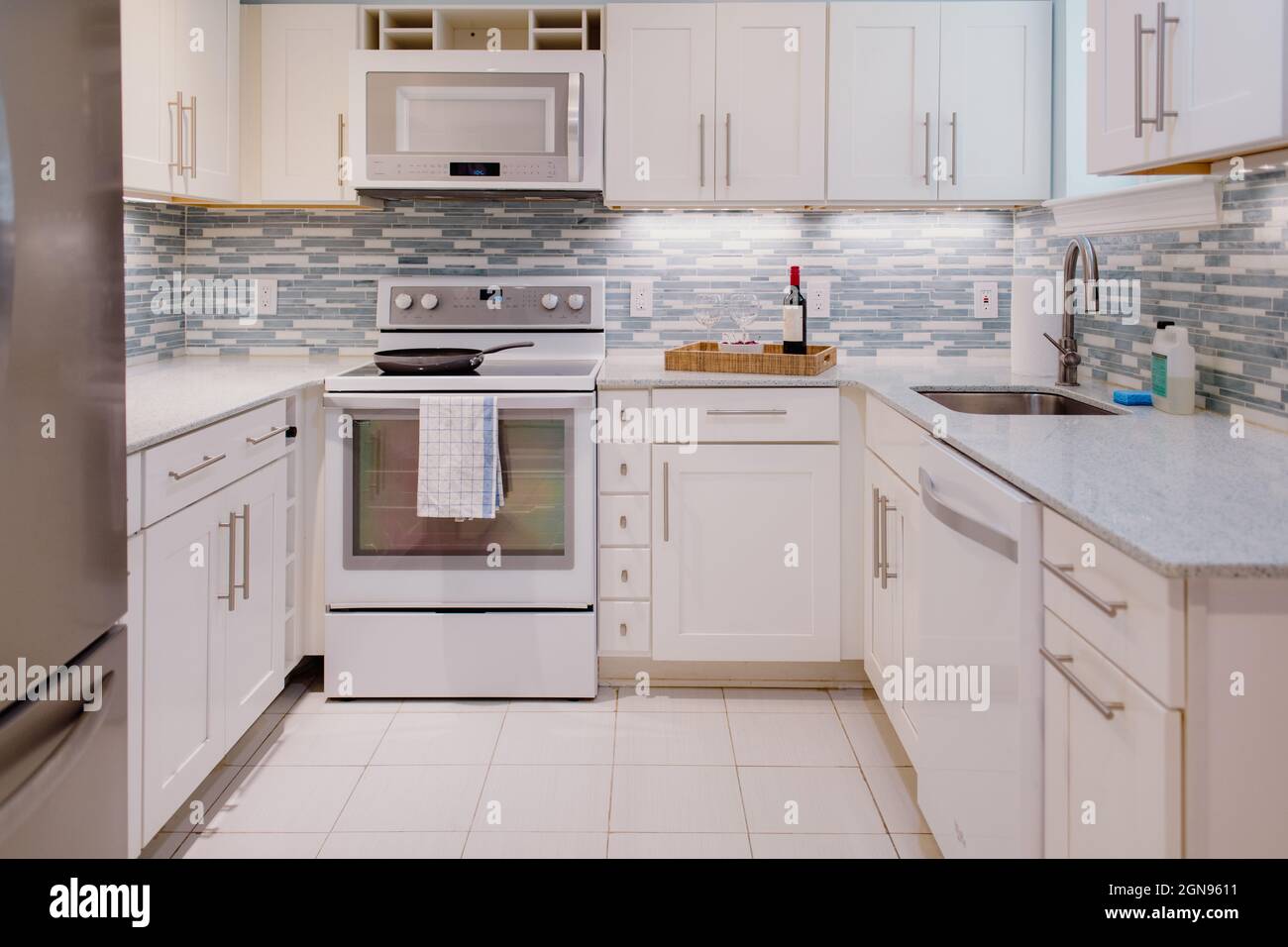 Moderno appartamento cucina bianco e blu Foto Stock