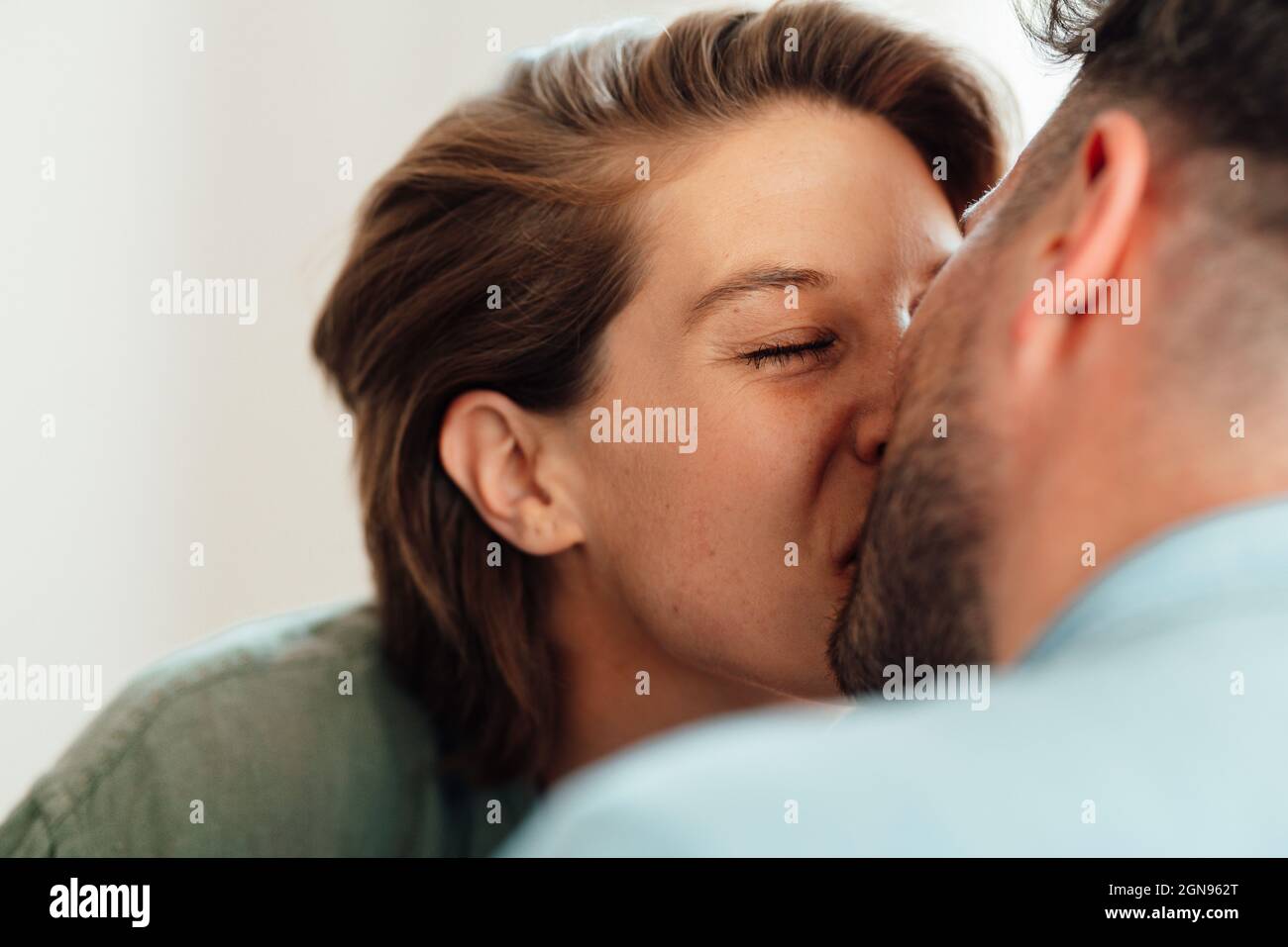 Una coppia affettuosa bacia a casa Foto Stock