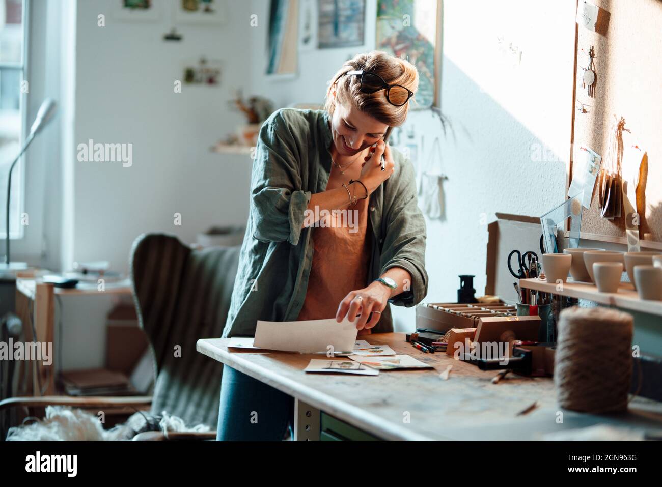 Colleghi di sesso maschile e femminile che lavorano insieme in ufficio Foto Stock