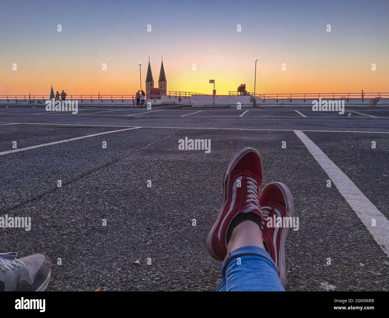 Tramonto nella città di Braunschweig, Germania. Vista della chiesa di San Martini e del cielo nuvoloso dal parcheggio nel centro della città. Foto Stock