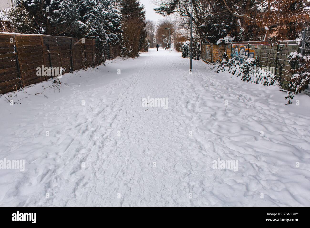 Paesaggio invernale nella città di Braunschweig, Germania. Strada pedonale e ciclabile coperta di neve chiamata Ringgleis. Stagione invernale con nevicate pesanti Foto Stock