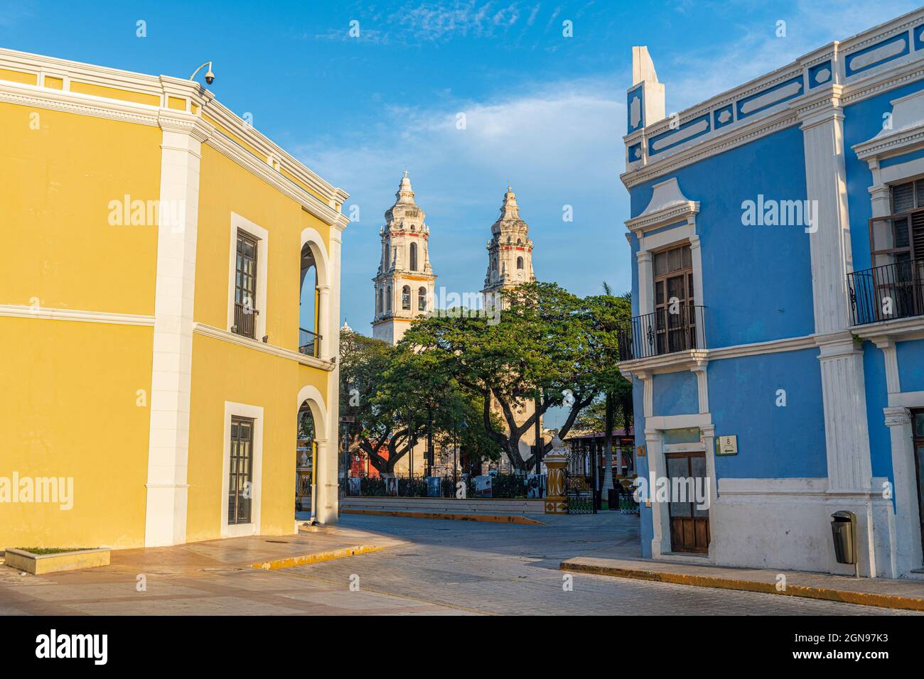 Messico, Campeche, San Francisco de Campeche, case coloniali con la Cattedrale di nostra Signora dell'Immacolata Concezione sullo sfondo Foto Stock